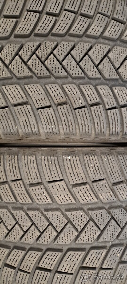 Predám 2ks slušné zimné 285/40r21-109V Vredestein