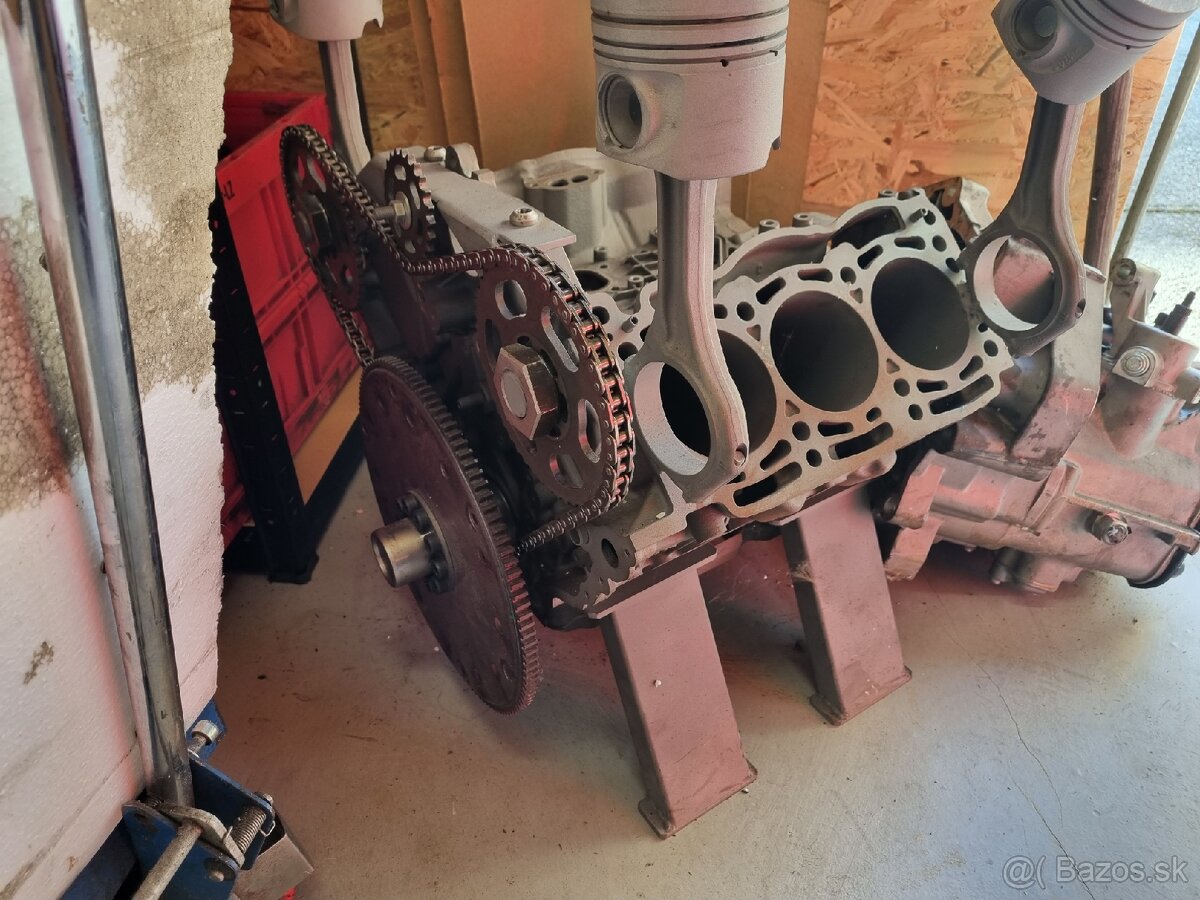 Stolik blok motora V6