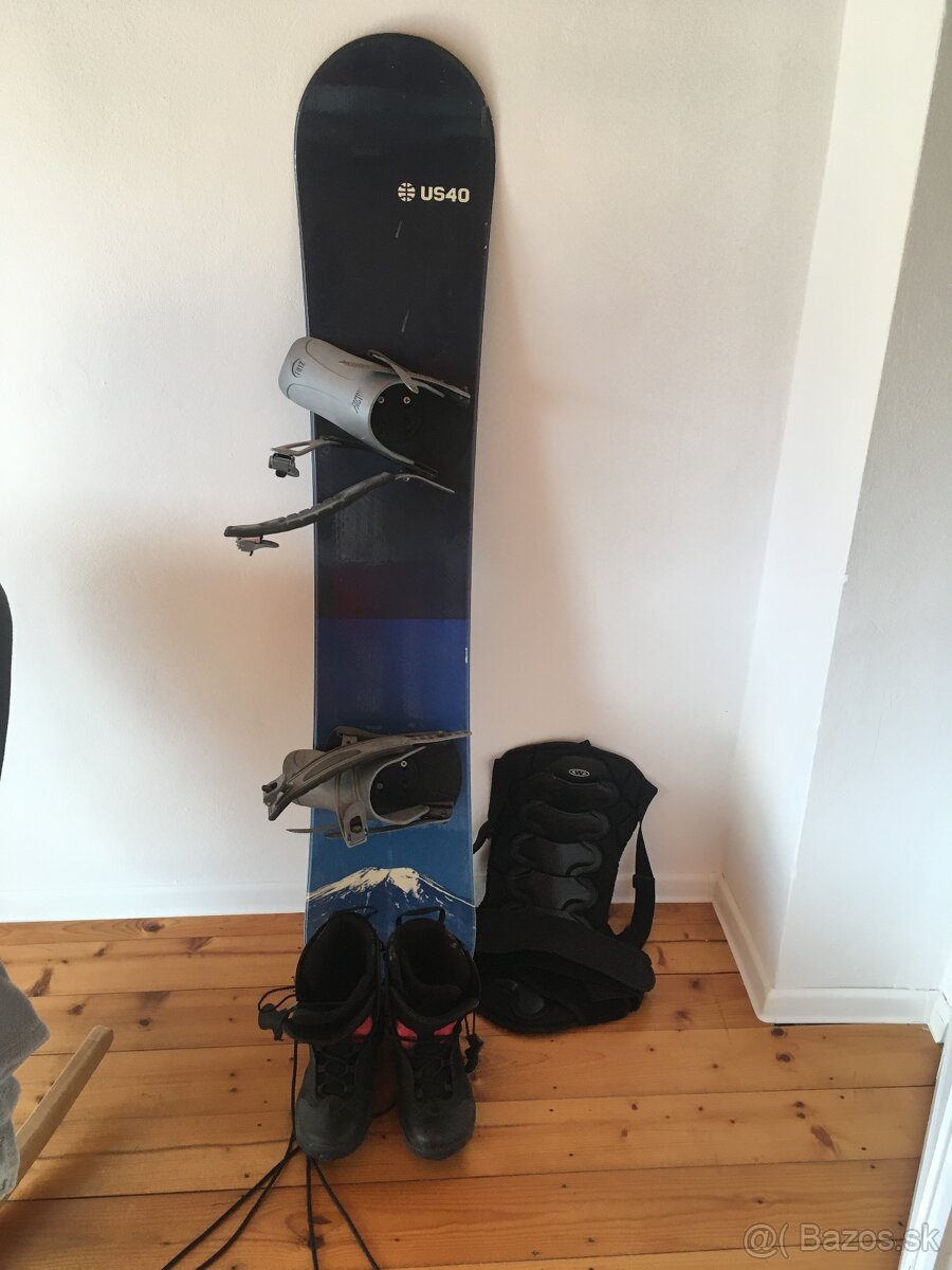 Snowboard + čižmy + doplnky