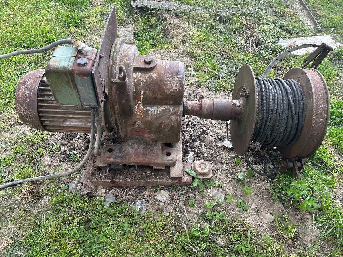 Elektromotor s prevodovkou a s navijakom