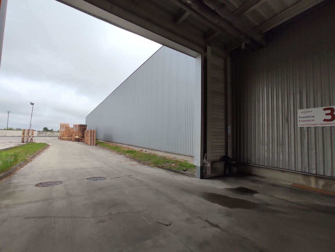 2.500m2 skladovo-výrobná hala s možnosťou administratívy na