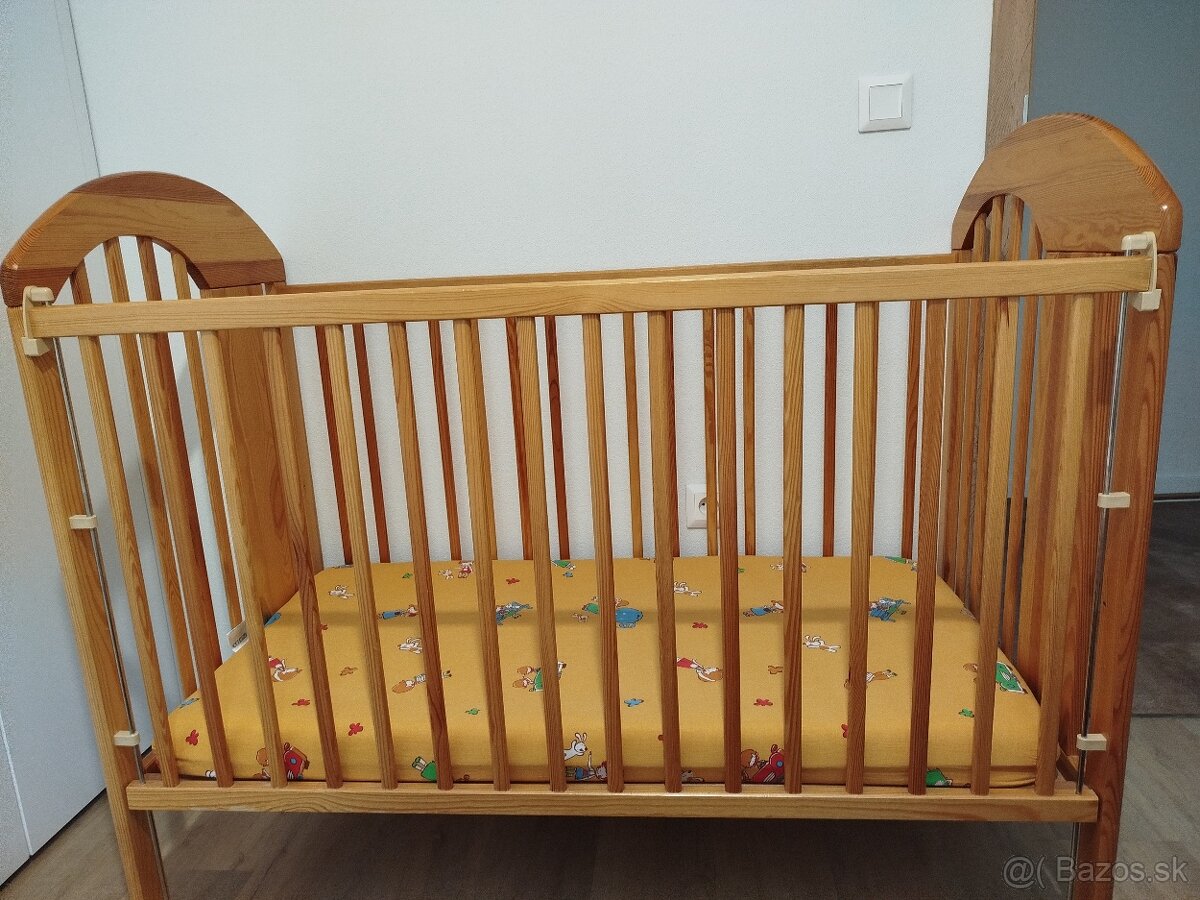 Detská postieľka z masívu