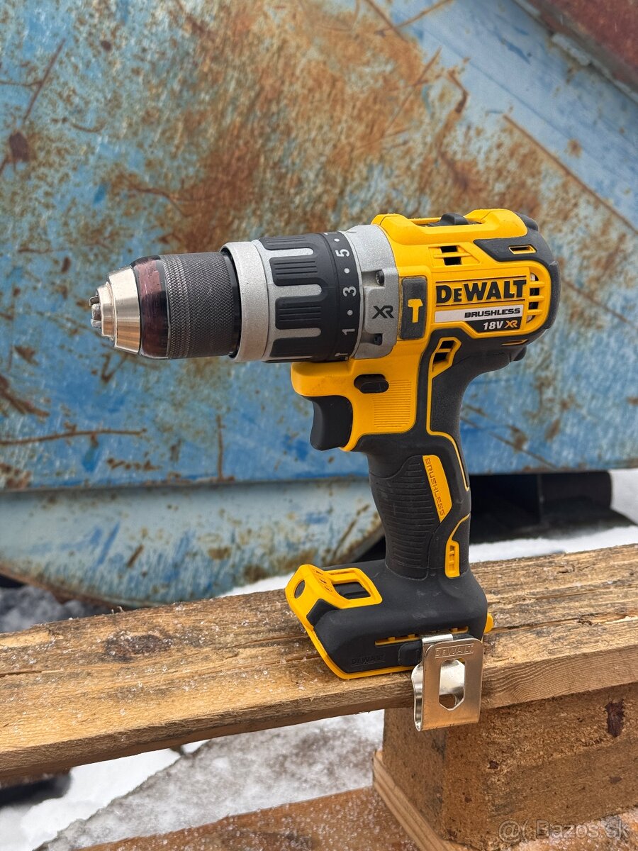 AKU skrutkovač s príklepom Dewalt