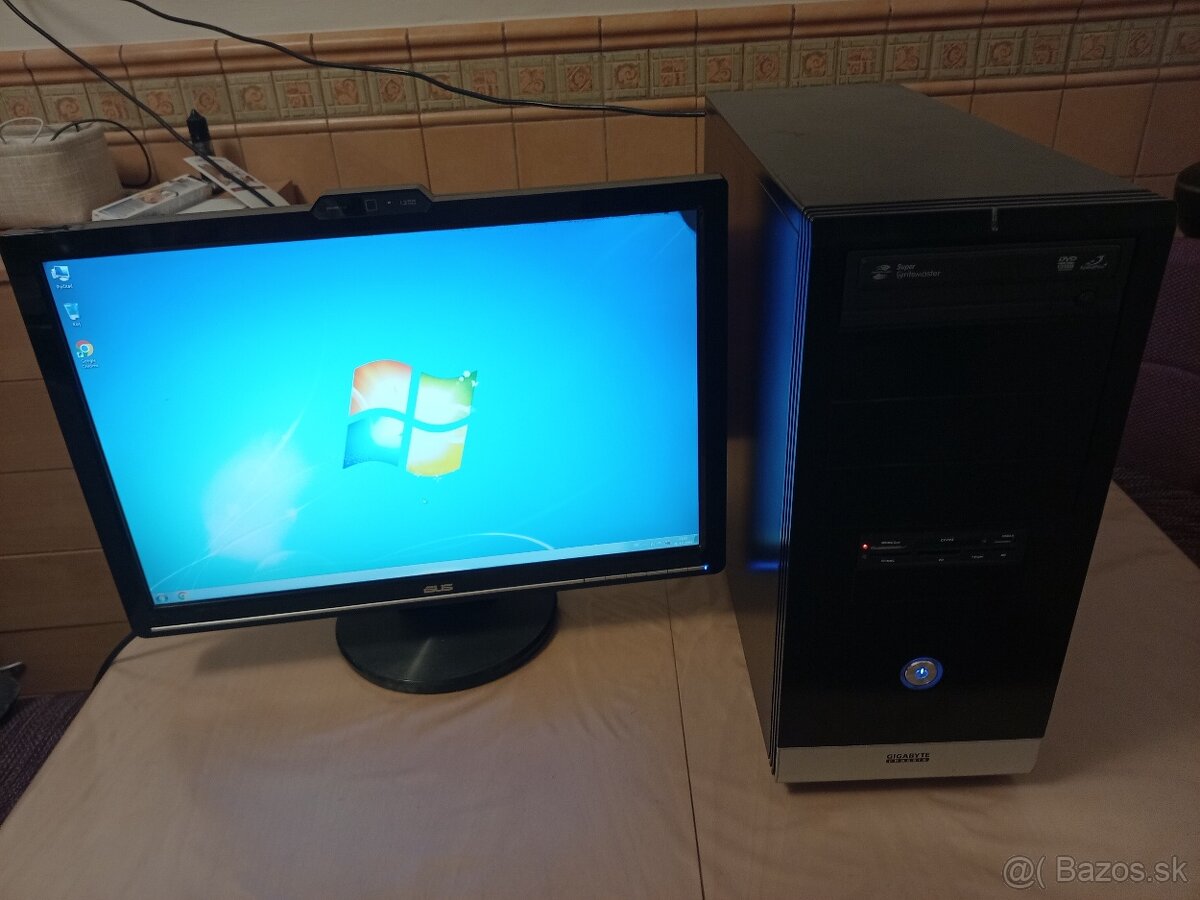 PC starší na písanie a internet