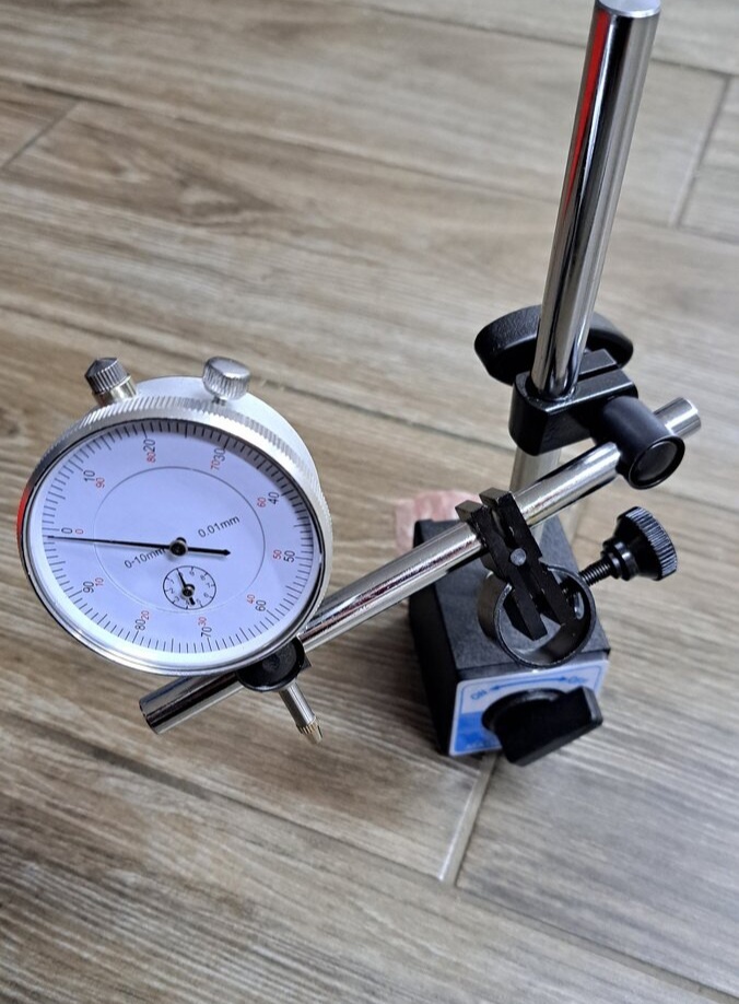 Indikátorove hodiny so stojanom