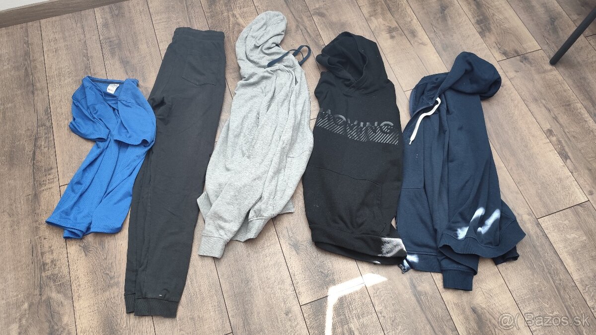 Predám mikiny, tepláky a tričko veľkosť S.