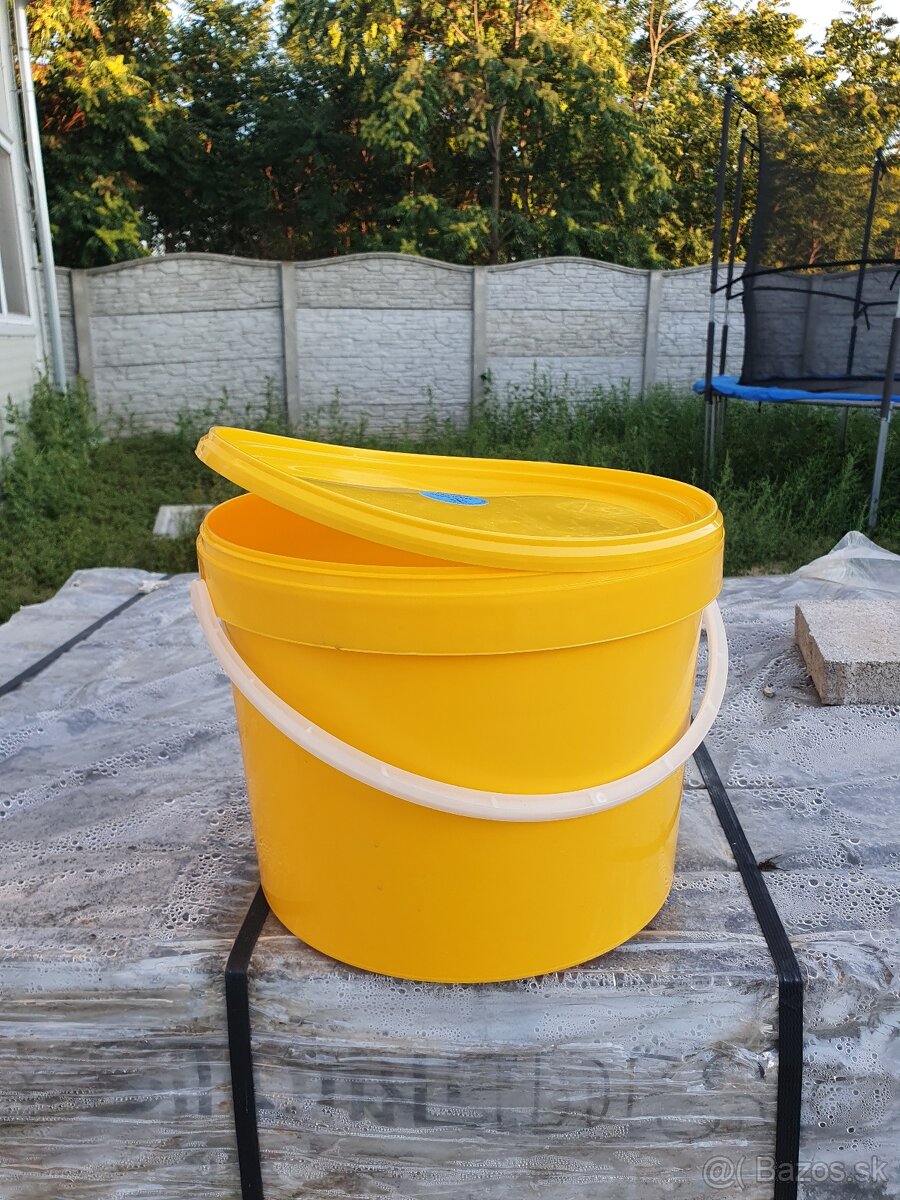 Plastové vedrá s vrchnákom 10L aj 5L