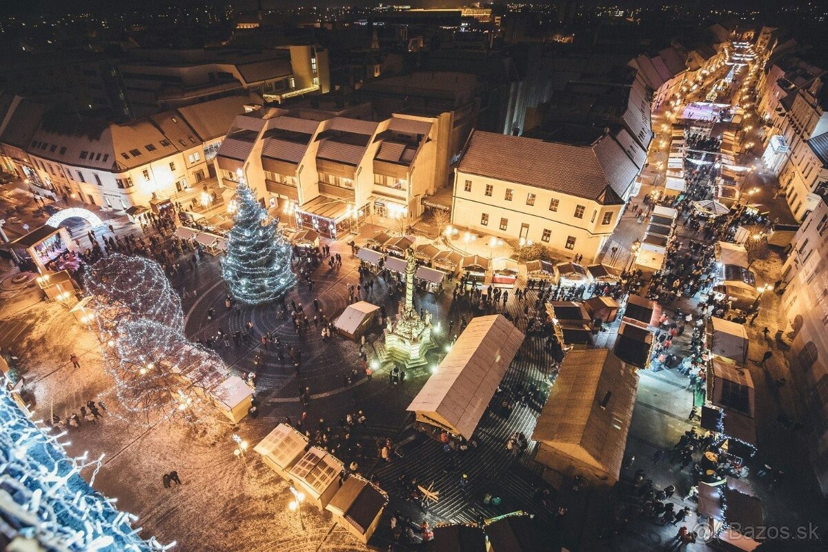 Predaj darčekových predmetov na Vianočných trhoch v Trnave