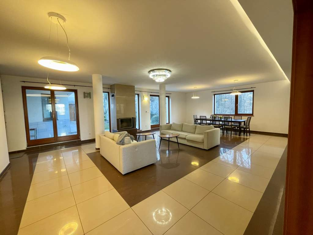 Na prenájom 7 izbový dom s bazénom v Karlovej Vsi