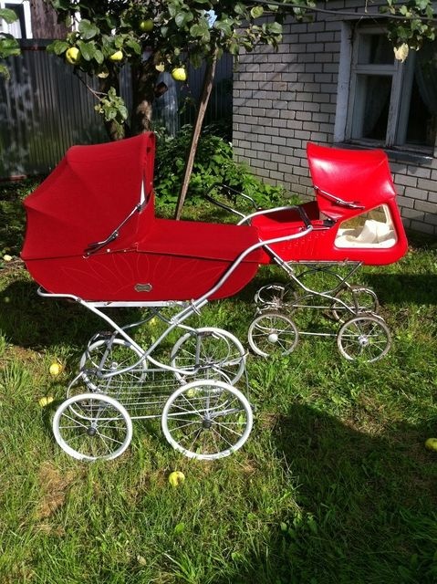 Starý, nostalgický, hojdací kočík na vyššom podvozku.