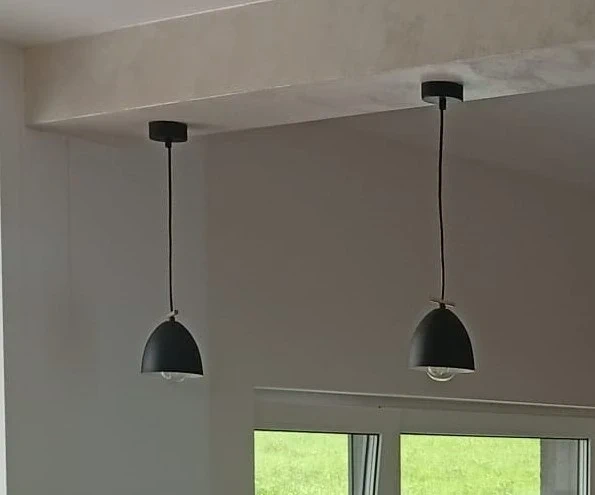 čierne visiace lampy