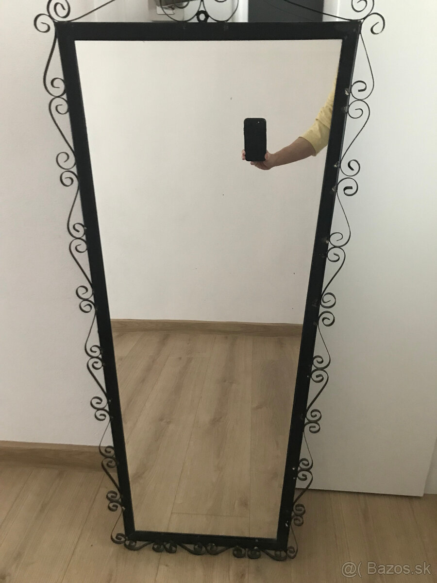 Retro zrkadlo v kovovom ozdobnom ráme