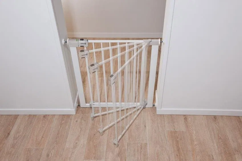 Zábrana na schody/do dverí Safety 1st a dvierkami