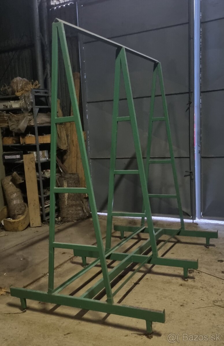 Stojan na okná a drevotriesku