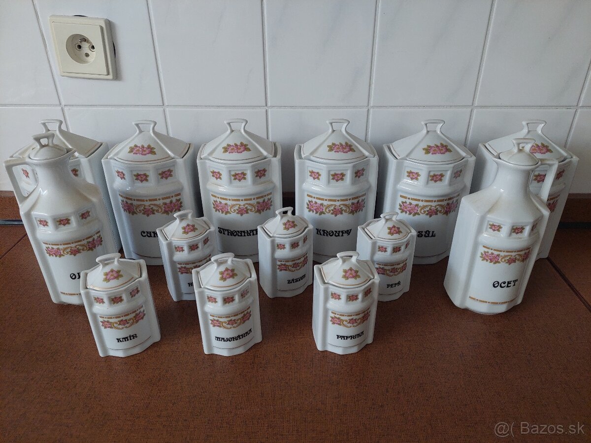 súprava koreničiek a nádob na potraviny