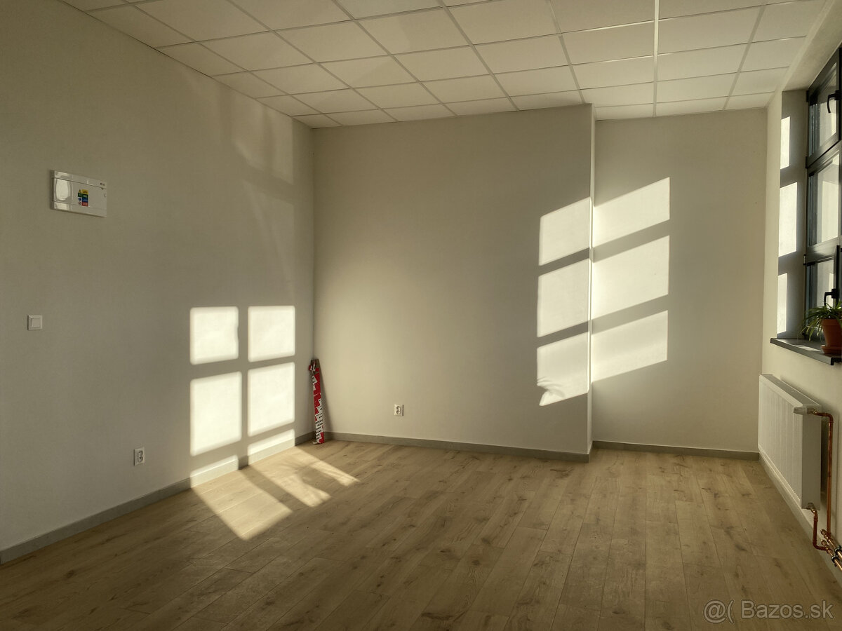 Priestranné rekonštruované kancelárie - 30 a 34 m2 na Jazere