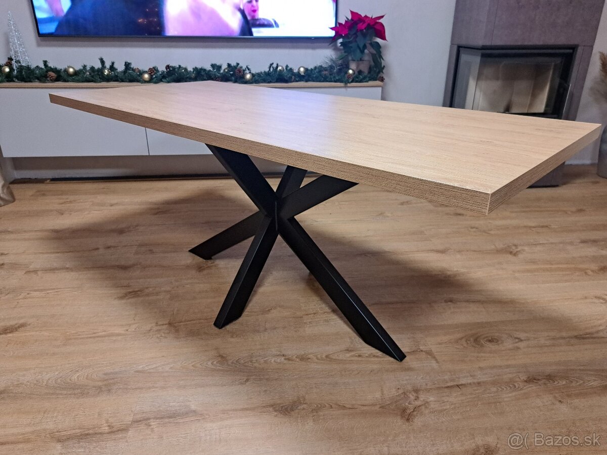 Jedálenský stôl
