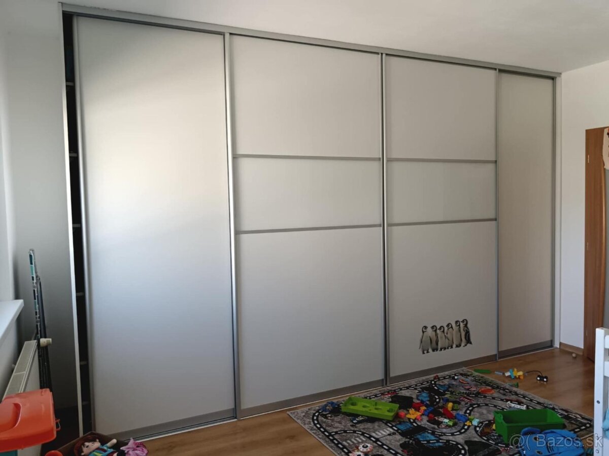 Vstavaná šatníková skriňa