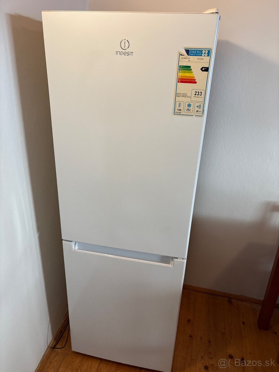 chladnička s mrazničkou Indesit LR7 S2 W.