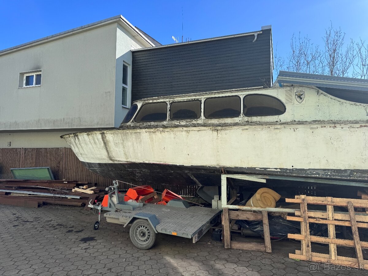 Devin vyletna lod pre 25 osob