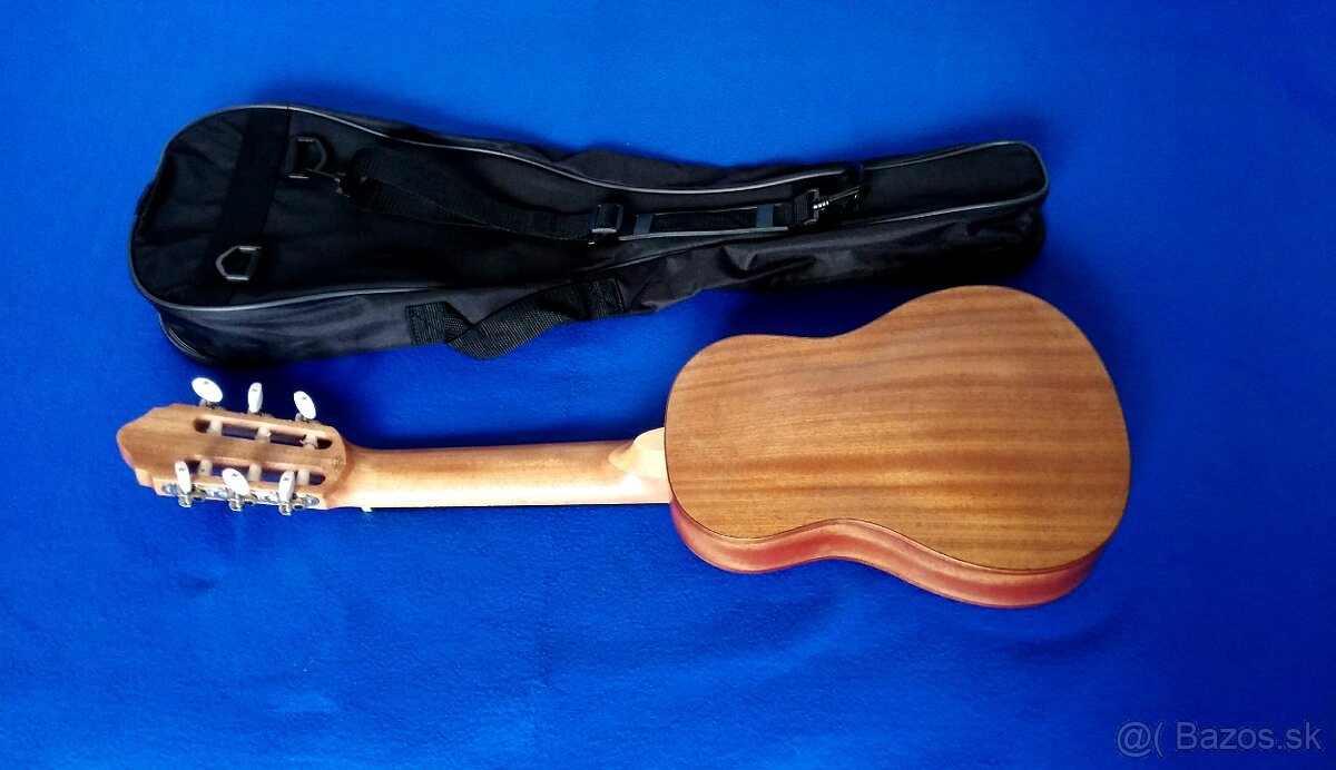 Predam guitalele Valencia JC350.