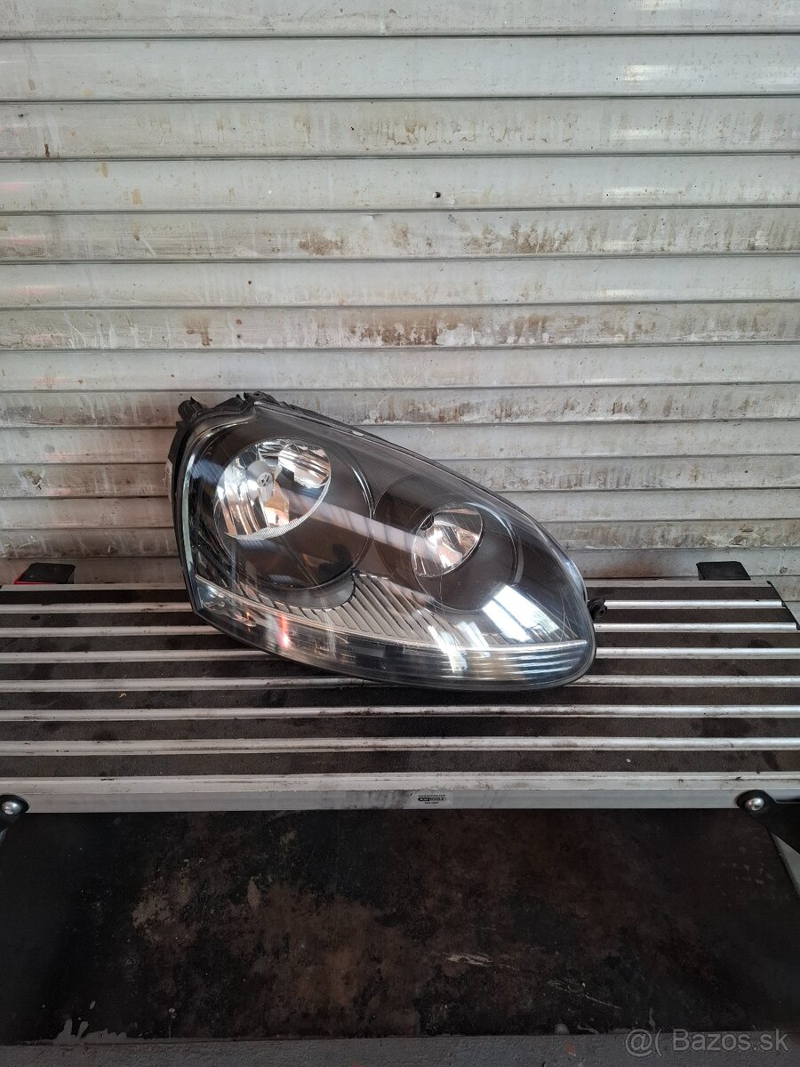 Volkswagen Golf 5 predné pravé svetlo
