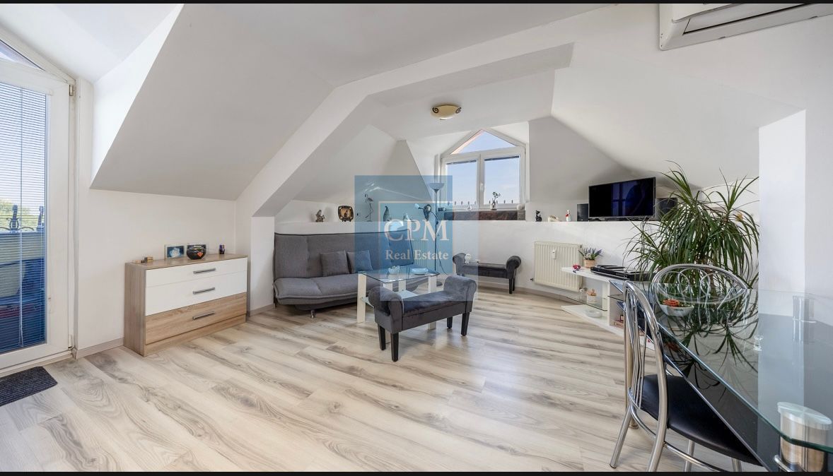 Priestranný 2-izbový byt s veľkou povalou a výbornou energio