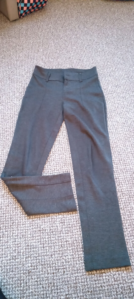 šedé slim nohavice