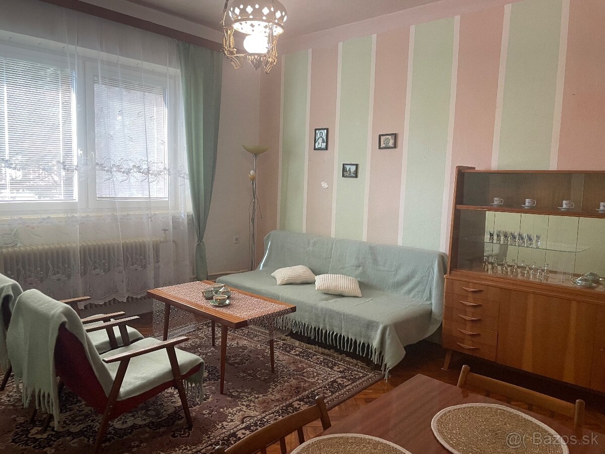 Priestranný podpivničený rodinný dom v Zlatých Moravciach –