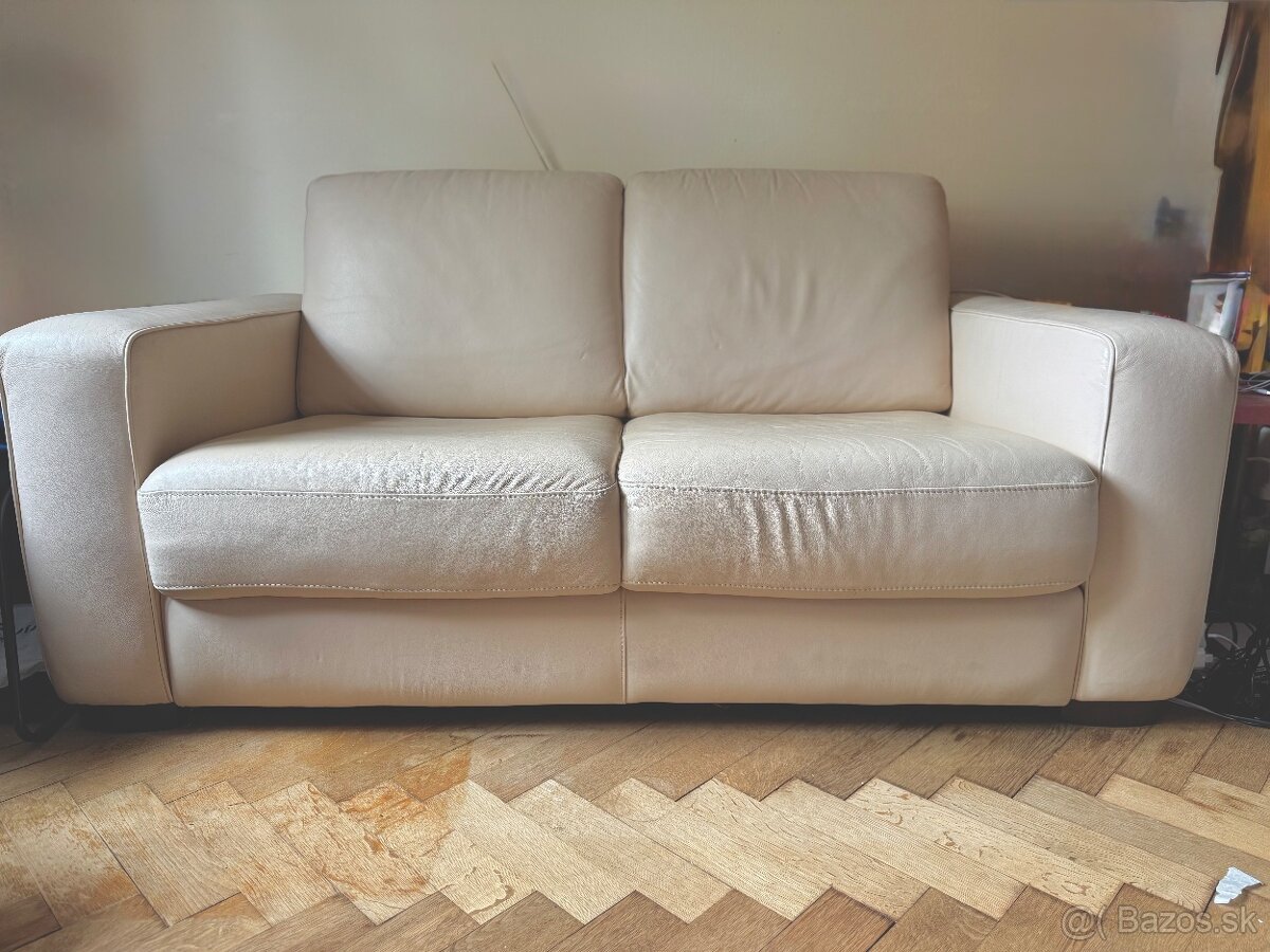Kožená 2sedačka v bežovej farbe.
