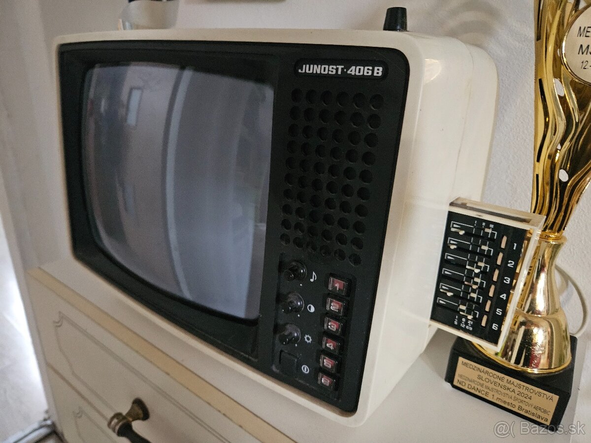 Funkčný starožitný televizor