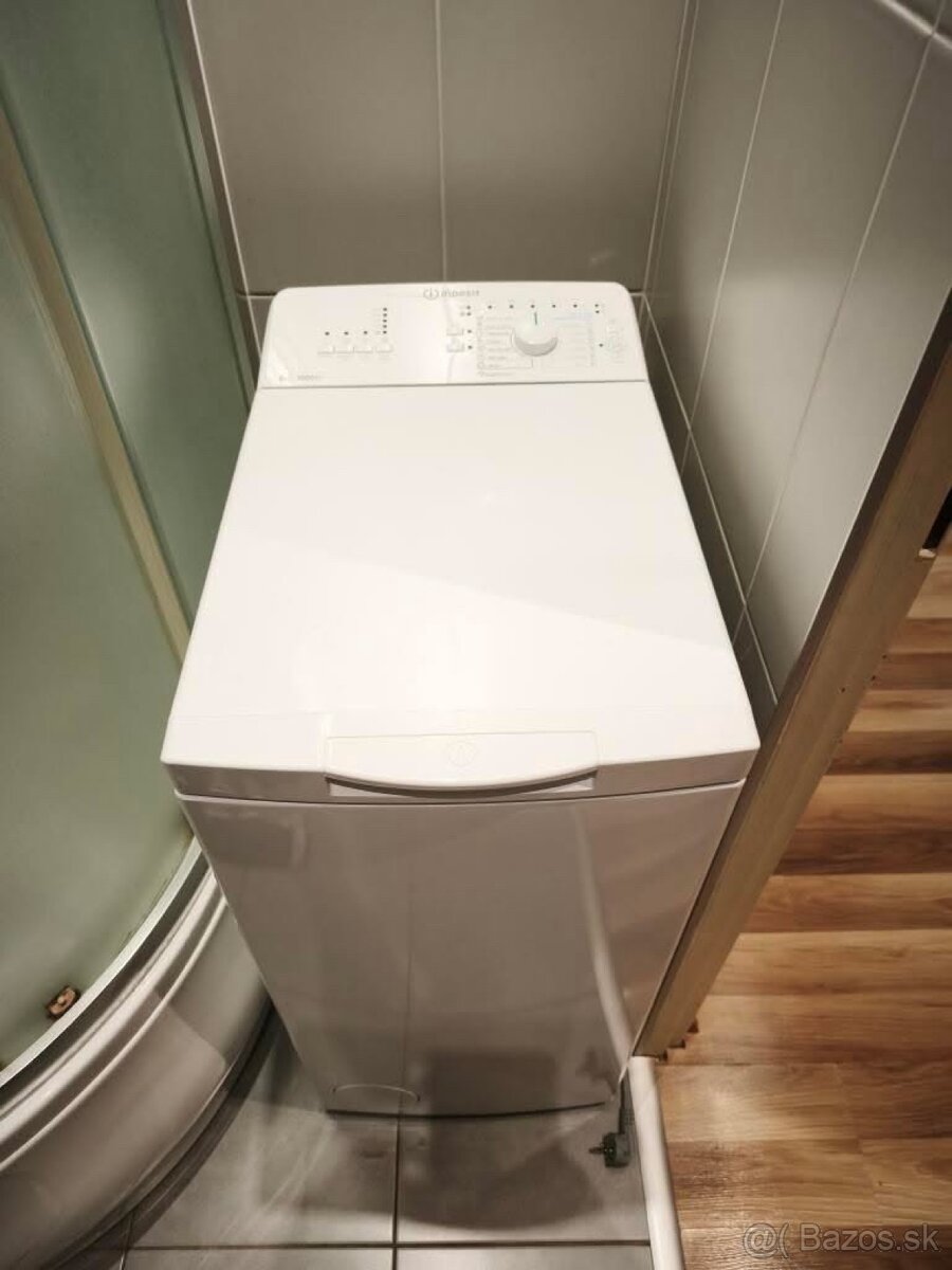Z vrchu plnená Indesit práčka