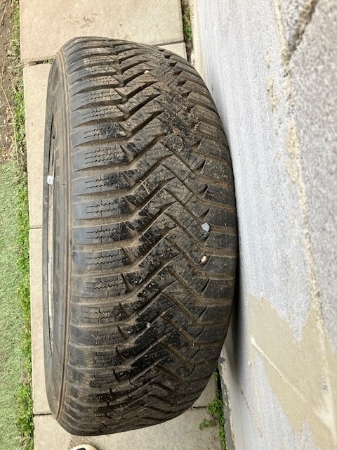 predám rezervný disk + pneumatiku 215/60 R16 na škodu Yeti