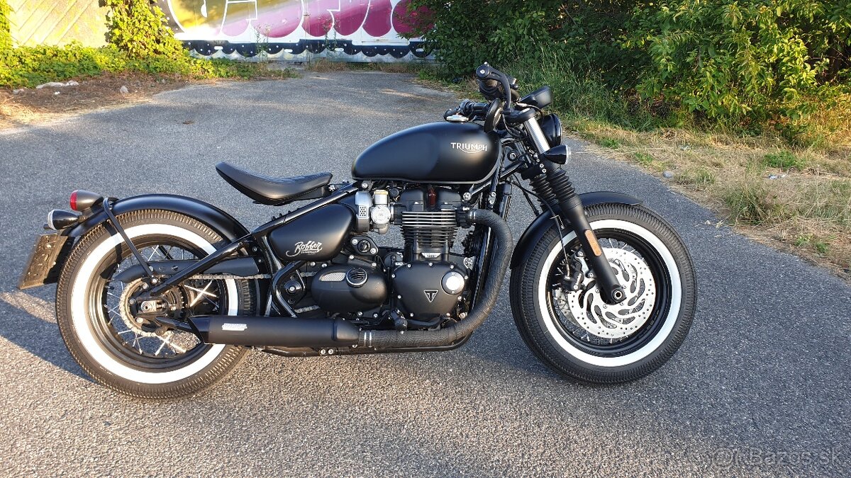 Triumph Bonneville Bobber Black