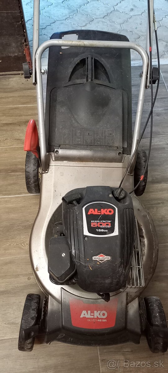 benzínová kosačka s pojazdom