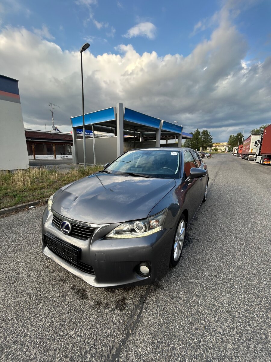 Lexus CT 200h 2012 280tis km servisovane v Lexuse