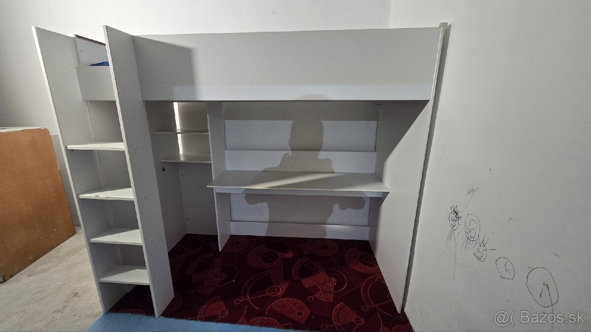 Poschodová posteľ zo stolom