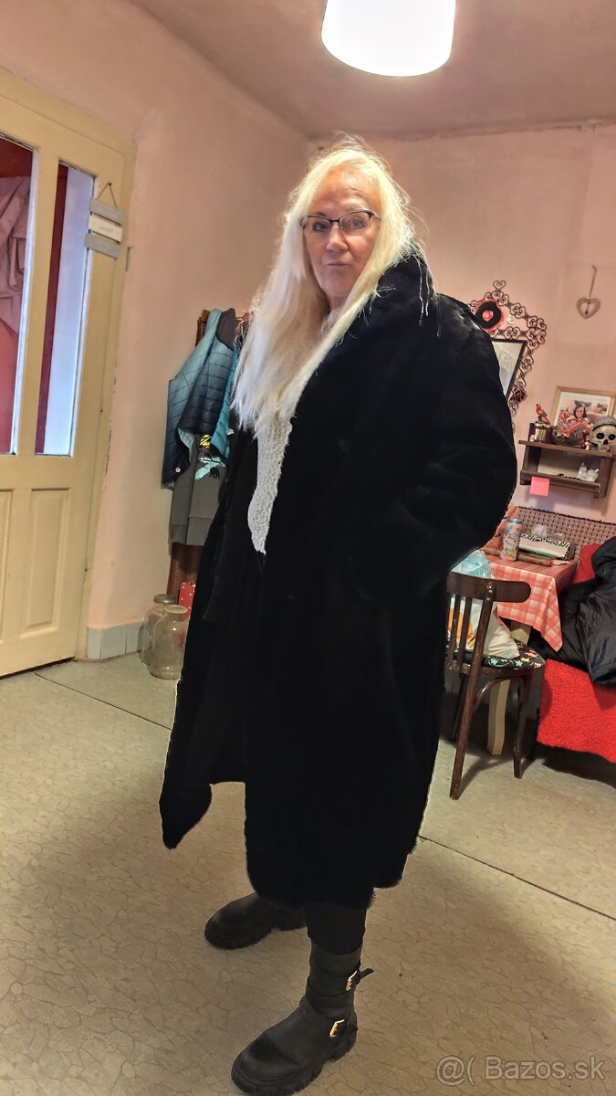 Predám kožuch, KARA