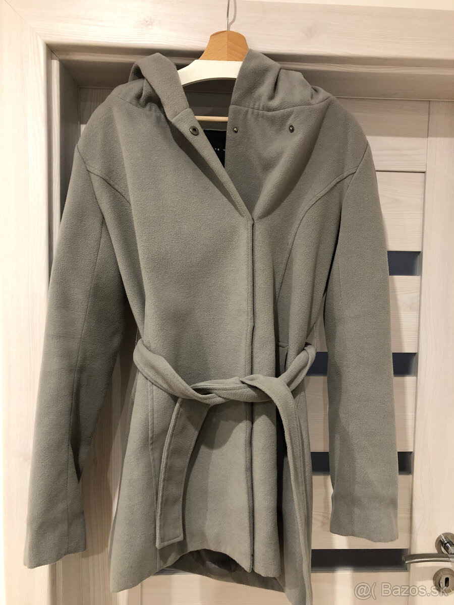 Dámsky zimný kabát s kapucou