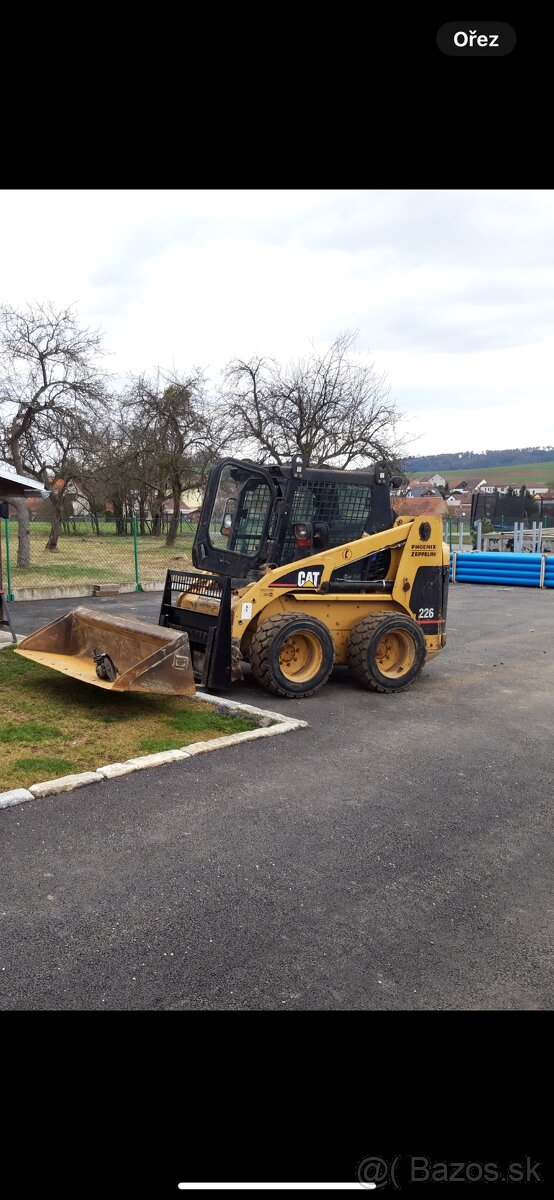 smykový nakladač caterpillar 226