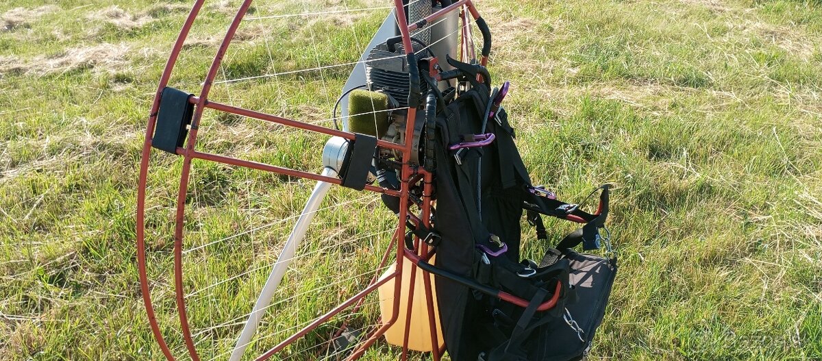 Motorový paragliding.