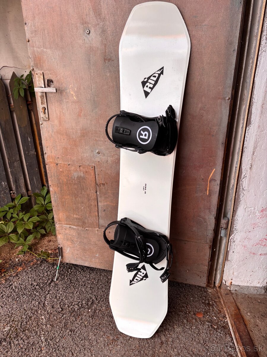 Snowboard s viazaním a topánkami RIDE