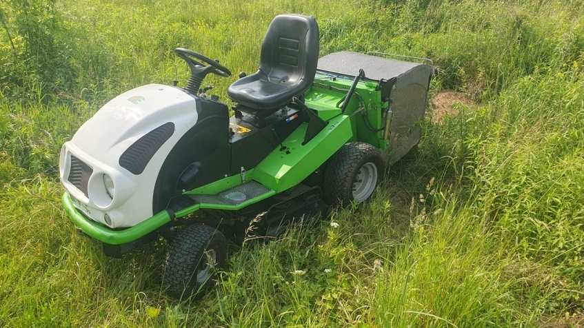 Komunalna kosacka Etesia Hydro 100 zahradny traktor