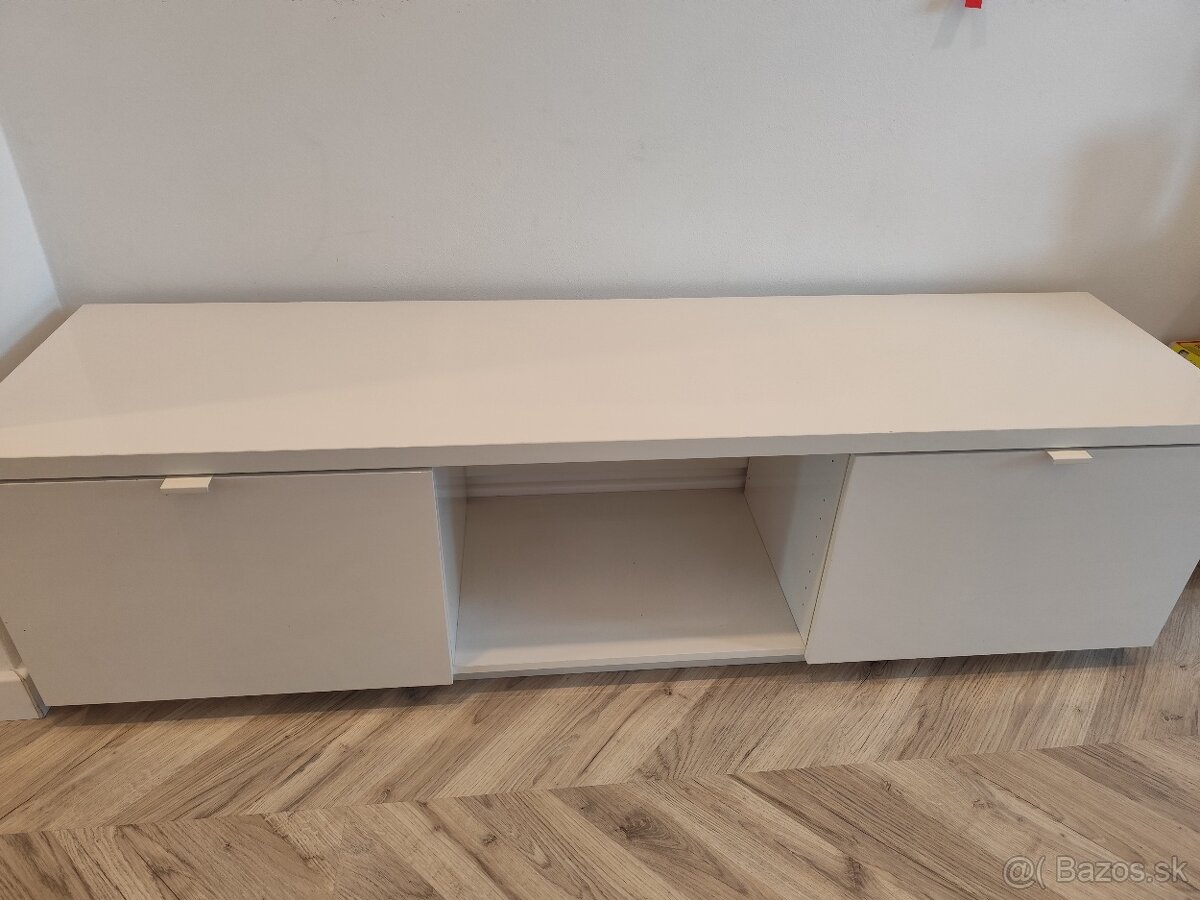 Skrinka pod televízor