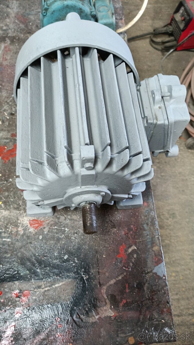 Elektromotor MEZ 0,7kW 900ot/min
