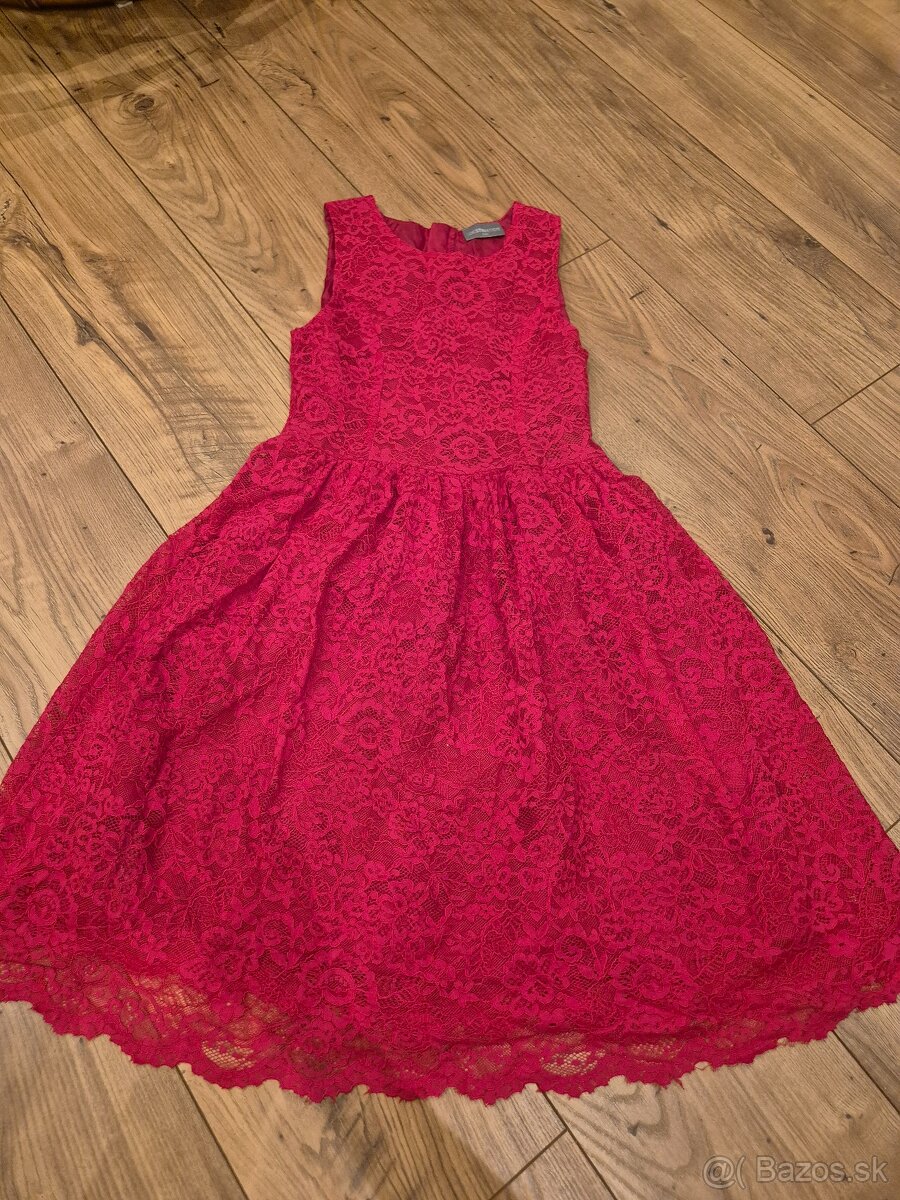 Červené čipkované šaty 146