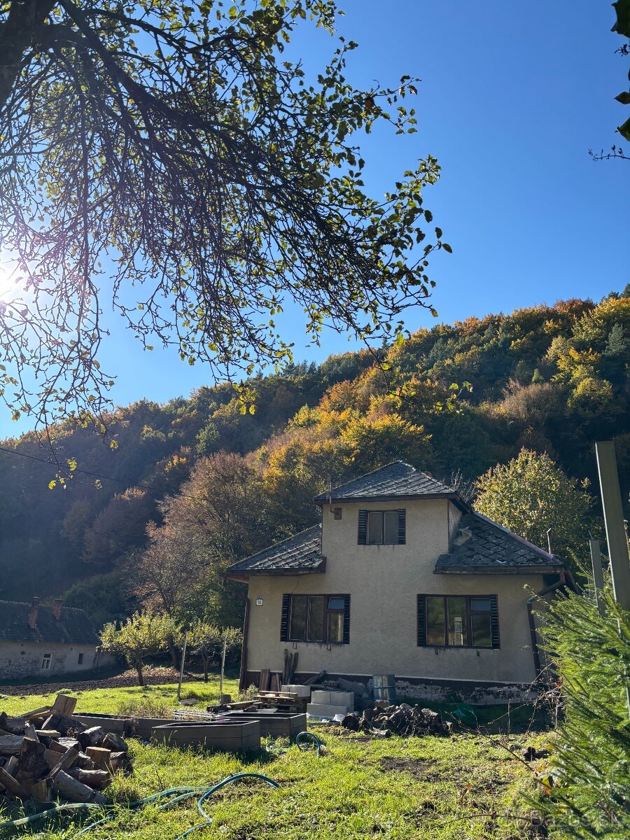Na PREDAJ rodinný dom v obci Ihráč s krásnym pozemkom