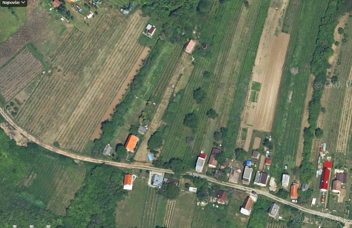 udržiavaná vinica 874m2 šikloš 11m šírka Bio záhrada pozemok