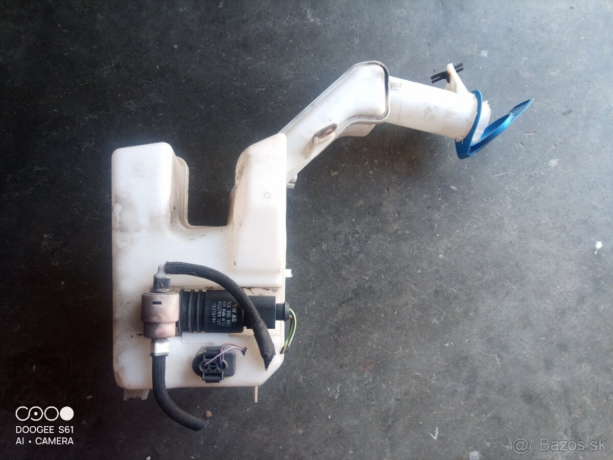 Nádržka ostrekovača Passat B7