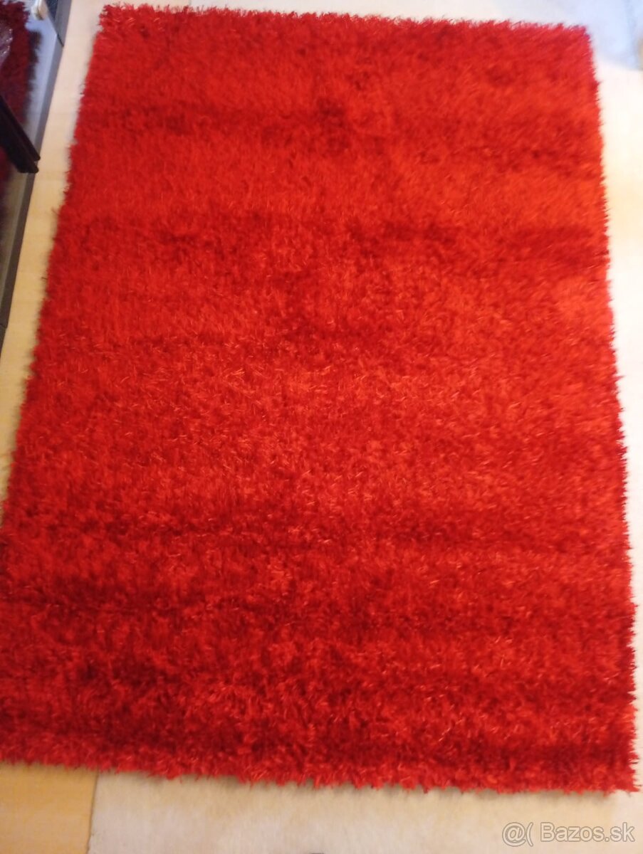 Cerveny strapaty koberec